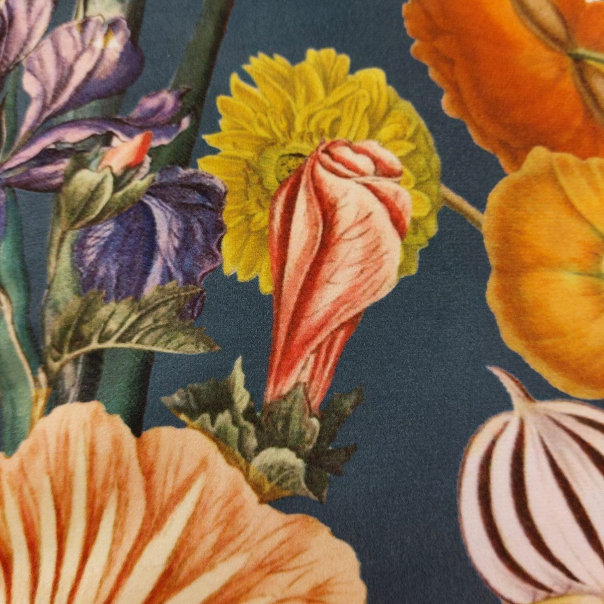 Coussin Depuis des lustres en velours à motif botanique floral coloré sur fond bleu canard profond