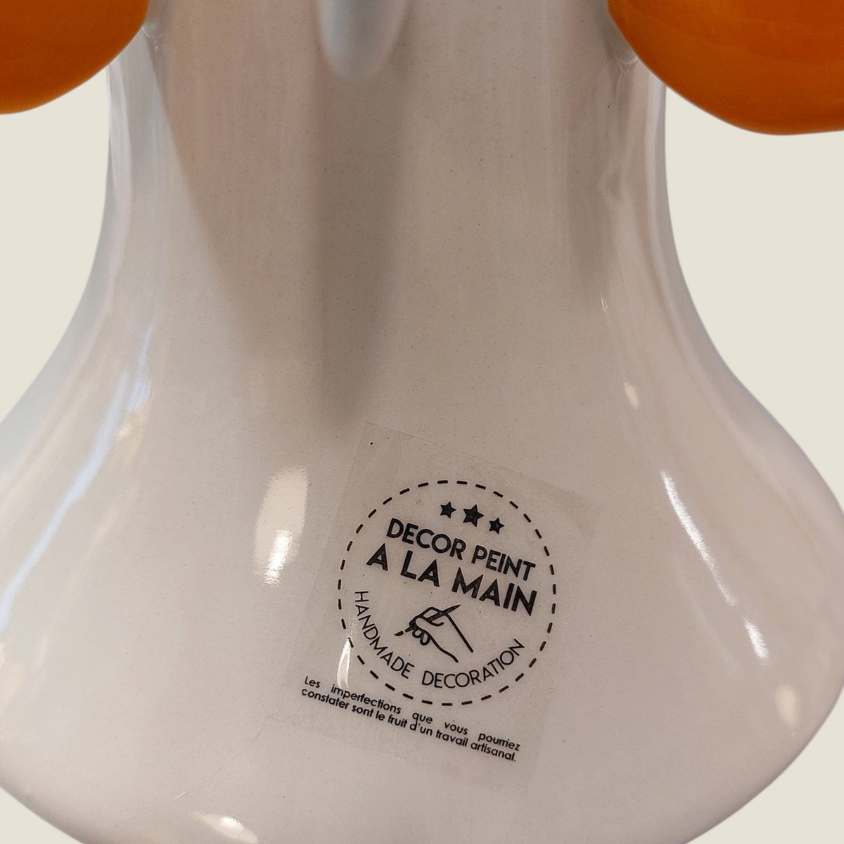 Vase en céramique Depuis des lustres avec étiquette Décor peint à la main sur fond blanc brillant et détails orange
