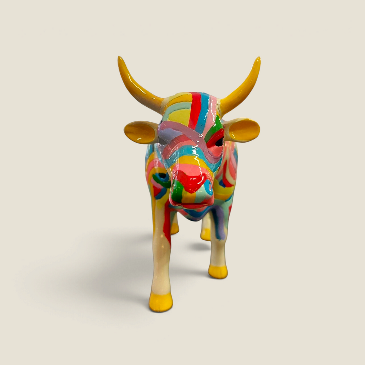 Figurine vache Depuis des lustres en résine peinte à la main, style Pop Art multicolore avec cornes et sabots dorés.