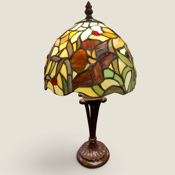 Lampe Tiffany Depuis des lustres avec abat-jour floral en vitrail multicolore et pied tripode en bronze patiné
