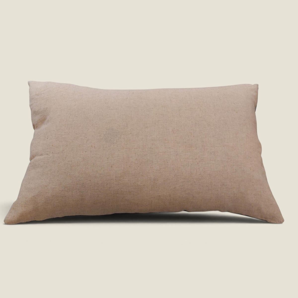 Dos du coussin rectangulaire Depuis des lustres TAHO en lin et coton beige écru à la texture rustique