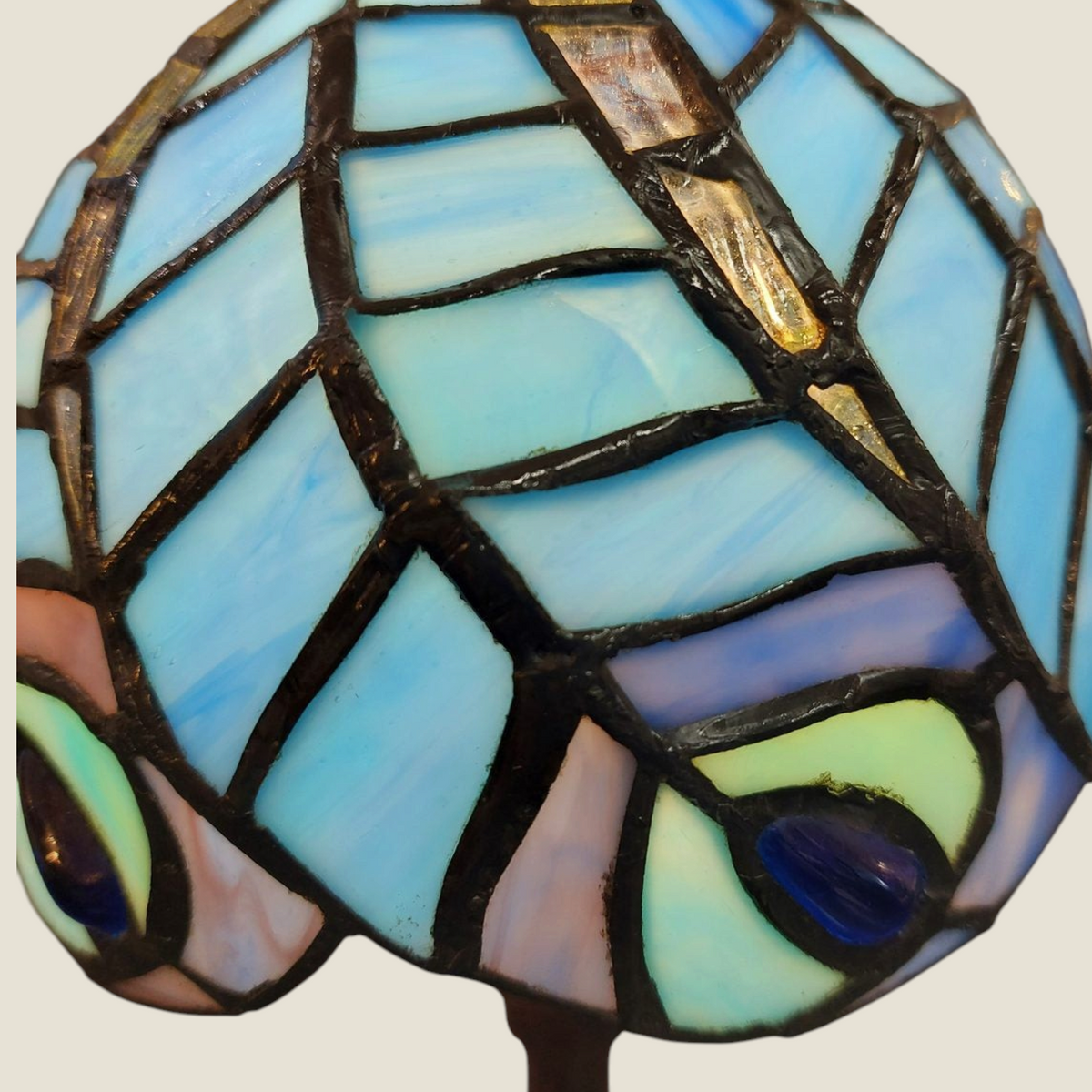 Lampe Tiffany Depuis des lustres avec abat-jour en vitrail bleu turquoise et vert motif plumes de paon