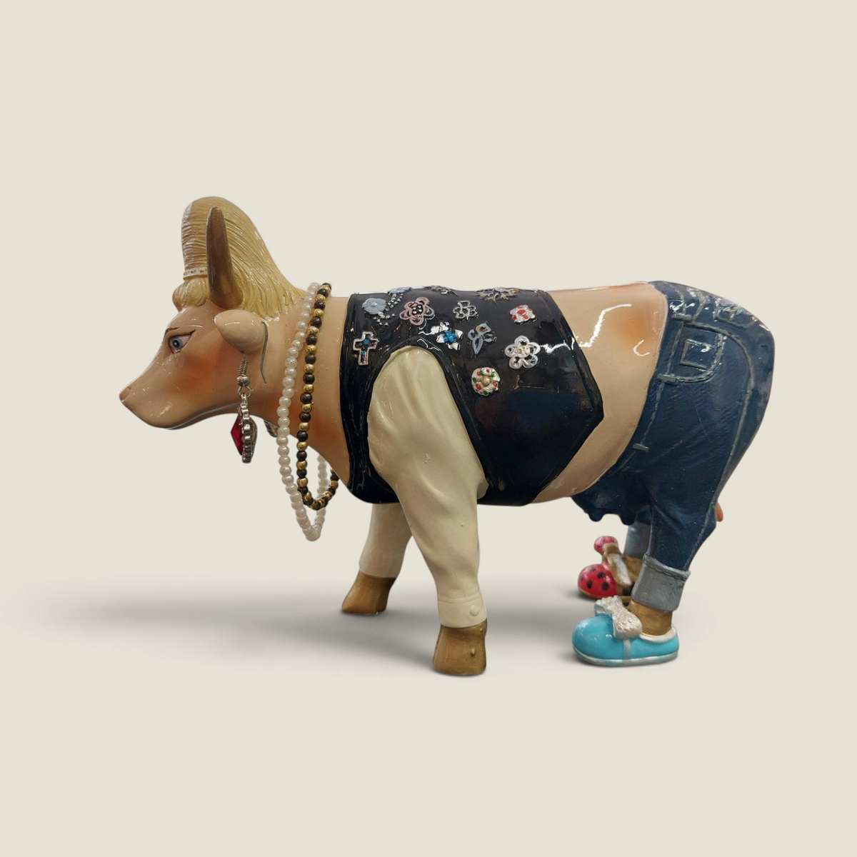 Figurine de vache Queen Cow Caesar Depuis des lustres en résine peinte à la main style pop art avec jean et bijoux