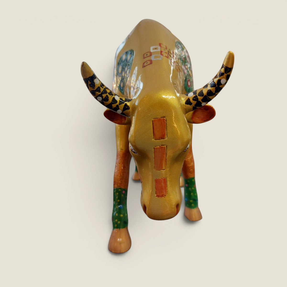 Figurine de vache décorative Depuis des lustres, édition CowParade inspirée de Gustav Klimt avec motifs dorés et floraux