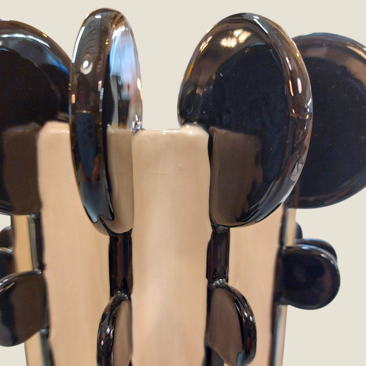 Vase Depuis des lustres en céramique blanc et noir avec des détails sculpturaux en relief brillant sur le col
