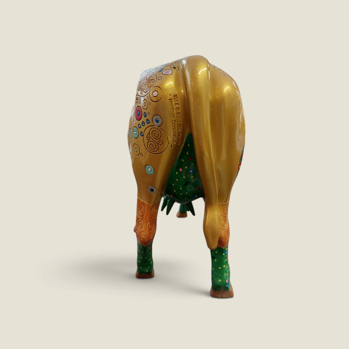 Vue arrière de la vache décorative Depuis des lustres CowParade inspirée de Klimt avec motifs dorés et floraux