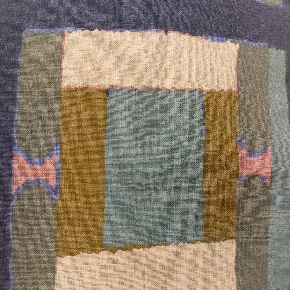 Coussin Depuis des lustres Taho en lin et coton vert de gris avec motif géométrique ethnique et touches pastel