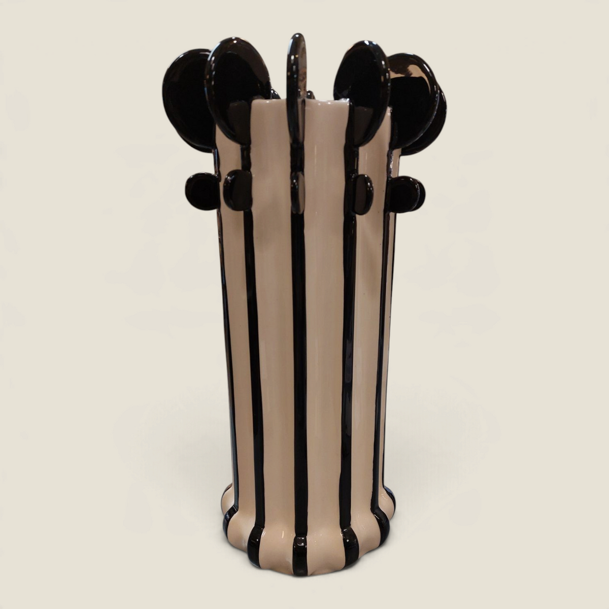 Vase en céramique Depuis des lustres rayé noir et blanc avec ornements en relief, style Art Déco peint à la main