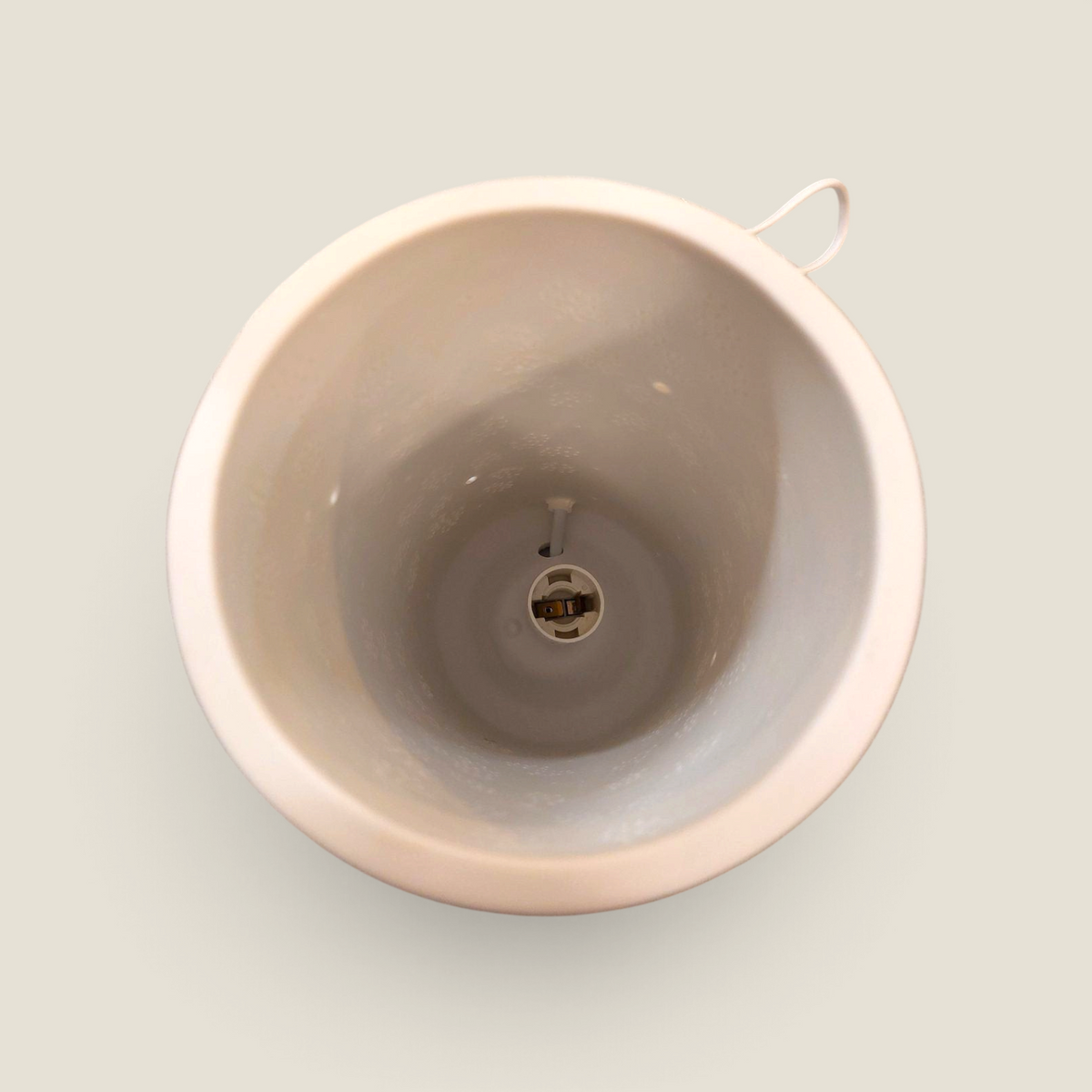 Lampe Depuis des lustres en porcelaine biscuit blanc mat, vue plongeante sur l'intérieur cylindrique et la douille