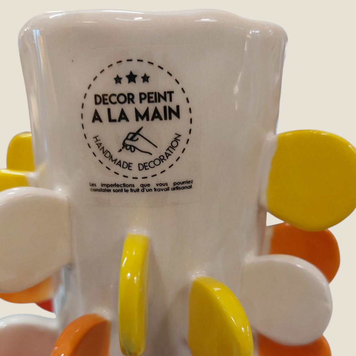 Vase Depuis des lustres en céramique blanche avec pastilles en relief jaune, orange et rouge peintes à la main