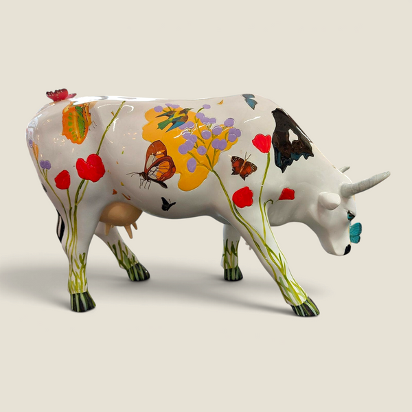 Figurine de vache CowParade Ramona Blanc par Depuis des lustres, peinte à la main avec fleurs, papillons et colibri.