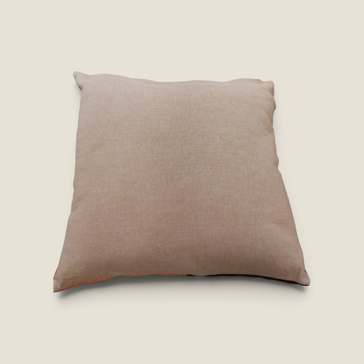 Verso en chambray naturel du coussin brodé Jason par Depuis des lustres, texture granuleuse, coloris neutre