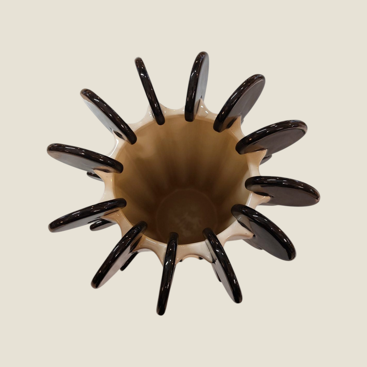 Vue de dessus du vase Depuis des lustres en céramique émaillée noir et blanc avec ses détails en relief circulaires