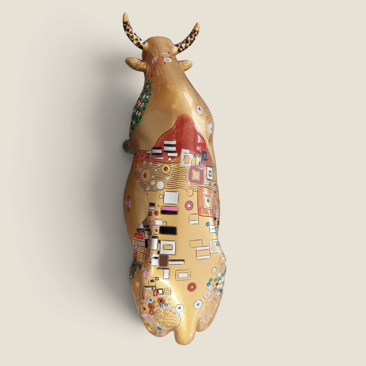 Figurine de vache décorative Depuis des lustres style Klimt en résine dorée avec motifs géométriques et floraux