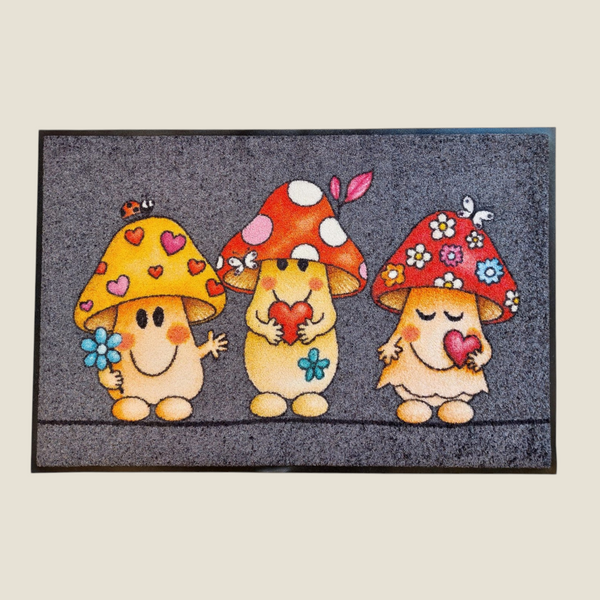 Tapis Depuis des lustres Funky Mushrooms gris avec trois champignons kawaii colorés, motifs cœurs et fleurs