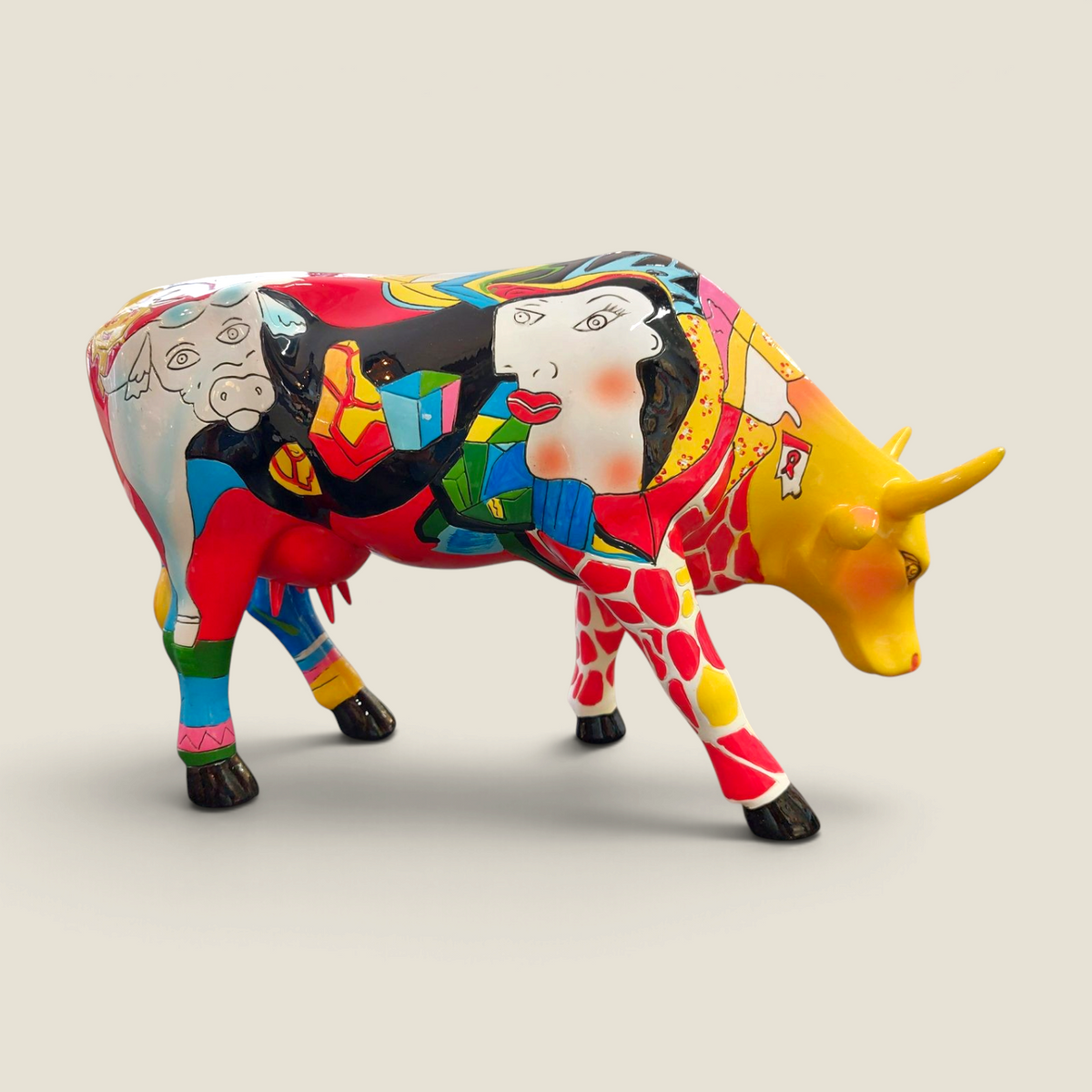 Figurine vache en résine Depuis des lustres style Pop Art avec motifs cubistes et imprimé girafe, peinte à la main.