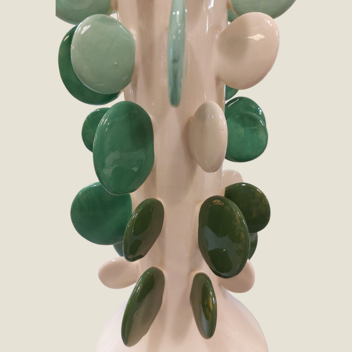 Vase en céramique Depuis des lustres blanc cassé orné de pastilles ovales en relief dans des nuances de vert brillant