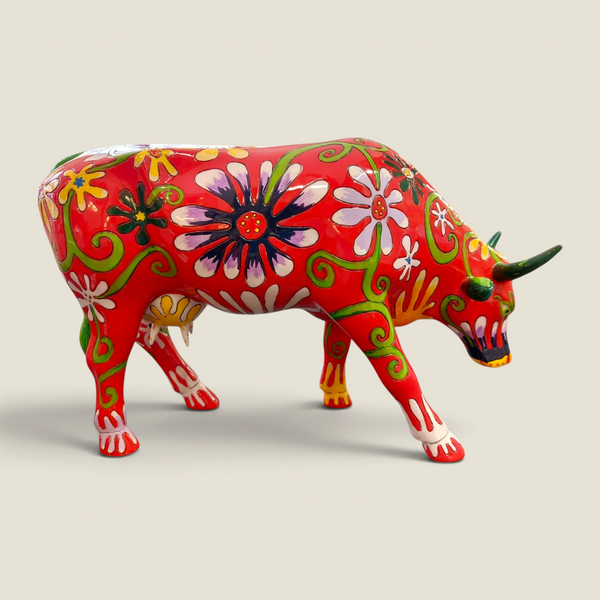 Figurine Flower Lover Cow Depuis des lustres en résine rouge avec motifs floraux multicolores style folk mexicain