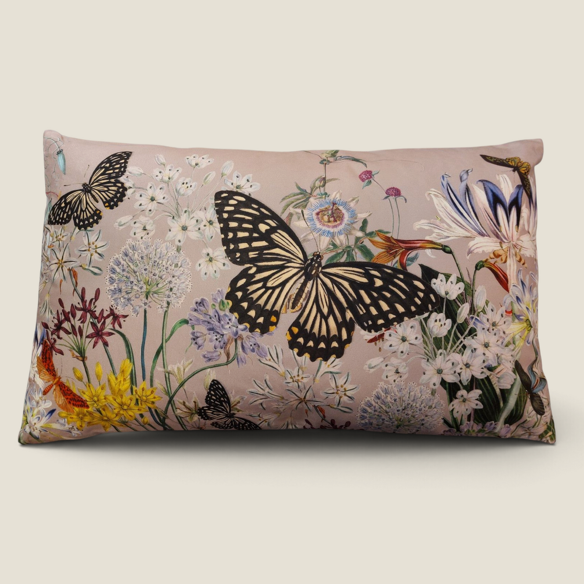 Coussin rectangulaire Depuis des lustres en velours rose poudré avec imprimé botanique de fleurs et papillons