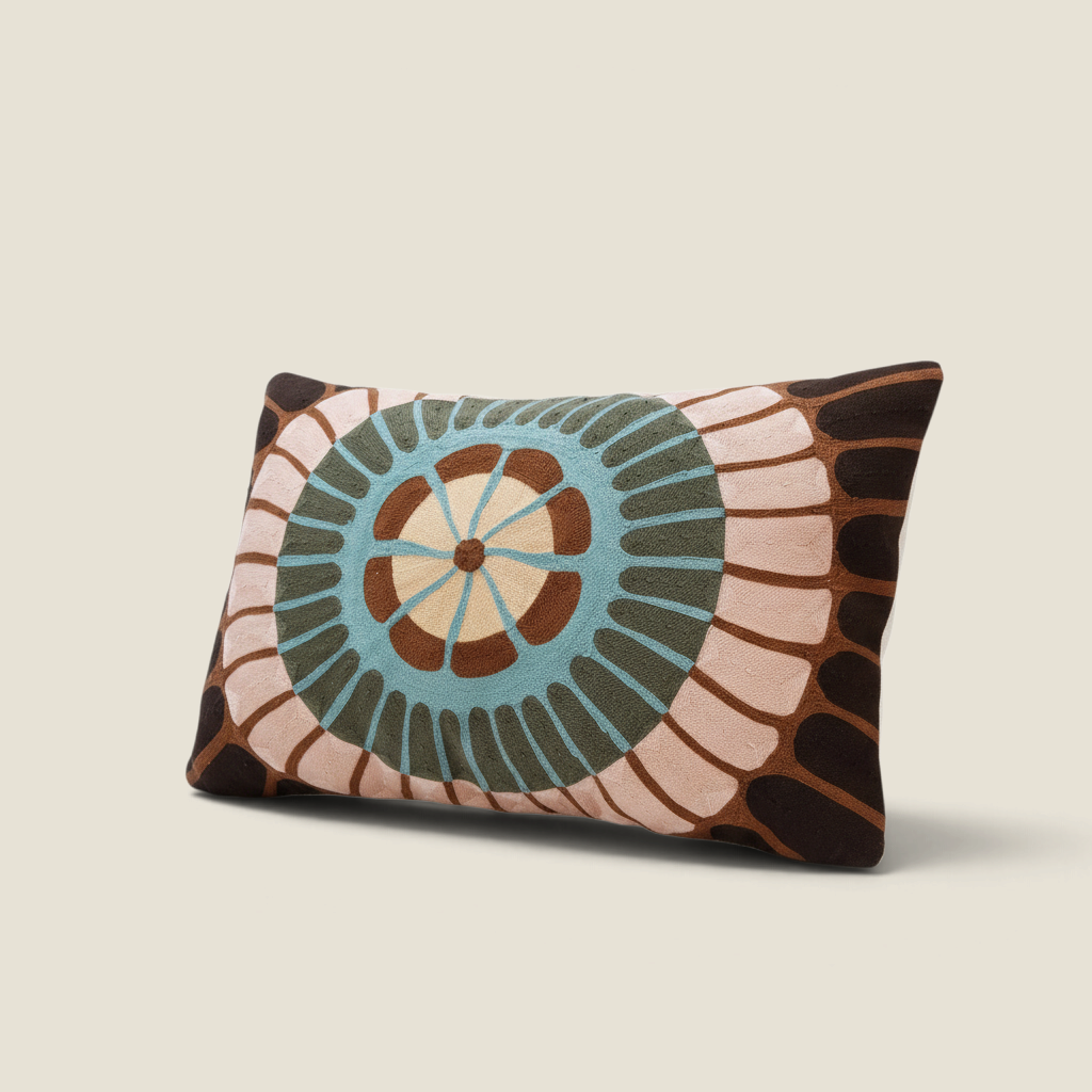 Coussin rectangulaire Depuis des lustres Zeno Forêt avec broderie artisanale mandala aux tons vert, marron et beige.