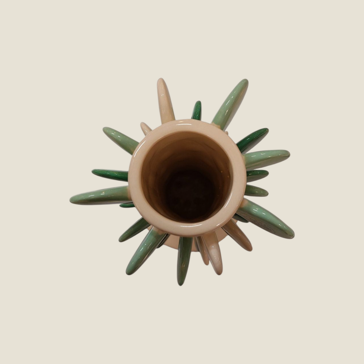 Vue de dessus du vase Depuis des lustres en céramique émaillée avec des pastilles vertes en relief.