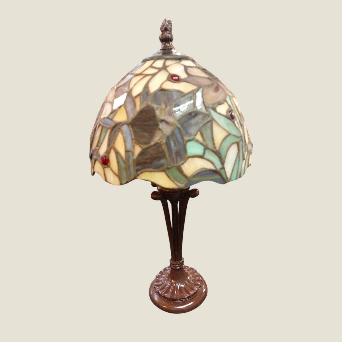 Lampe Tiffany Depuis des lustres avec abat-jour floral en vitrail multicolore et pied tripode en bronze patiné