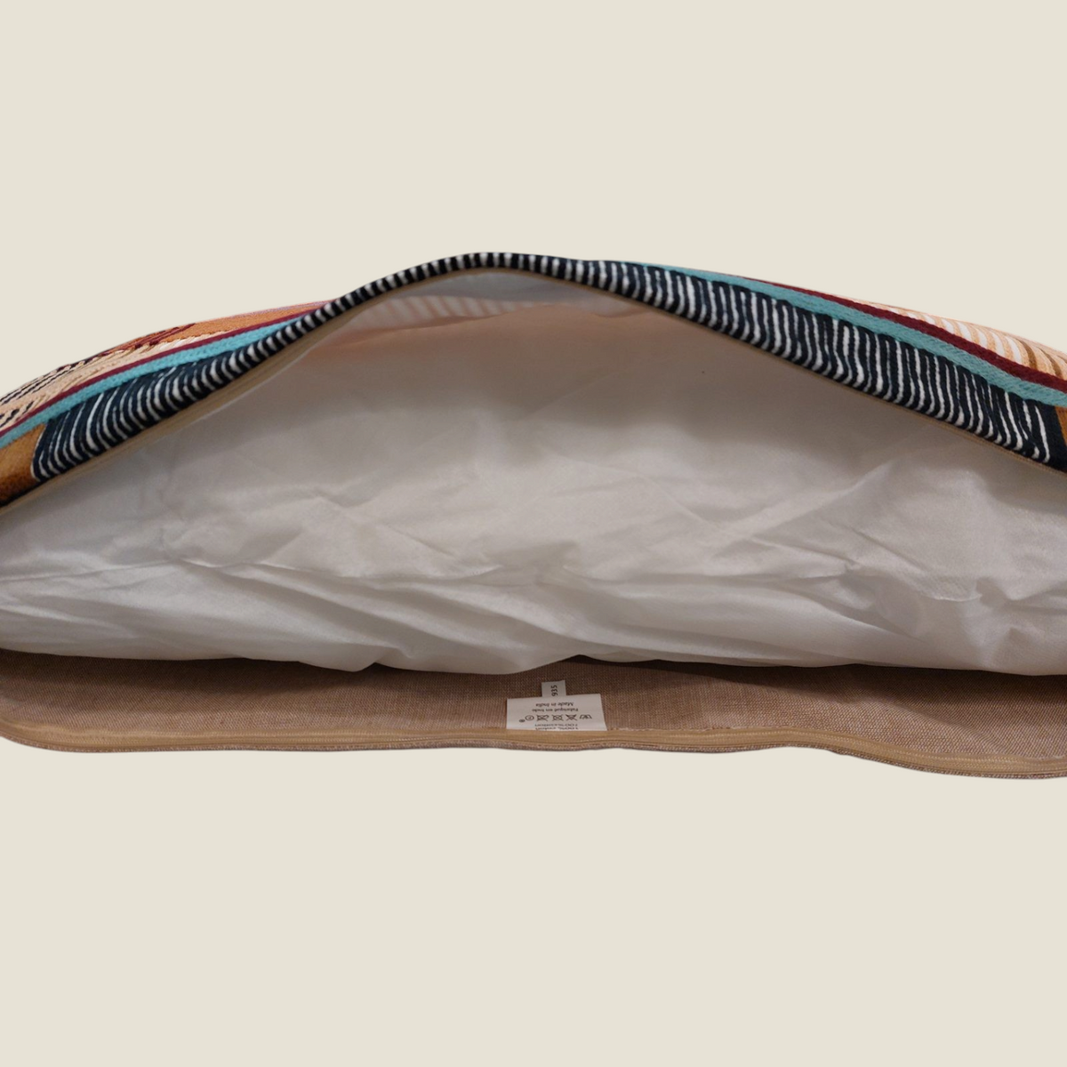 Coussin Depuis des lustres KAEL rectangulaire ouvert montrant la housse intérieure blanche et le tissu beige chiné