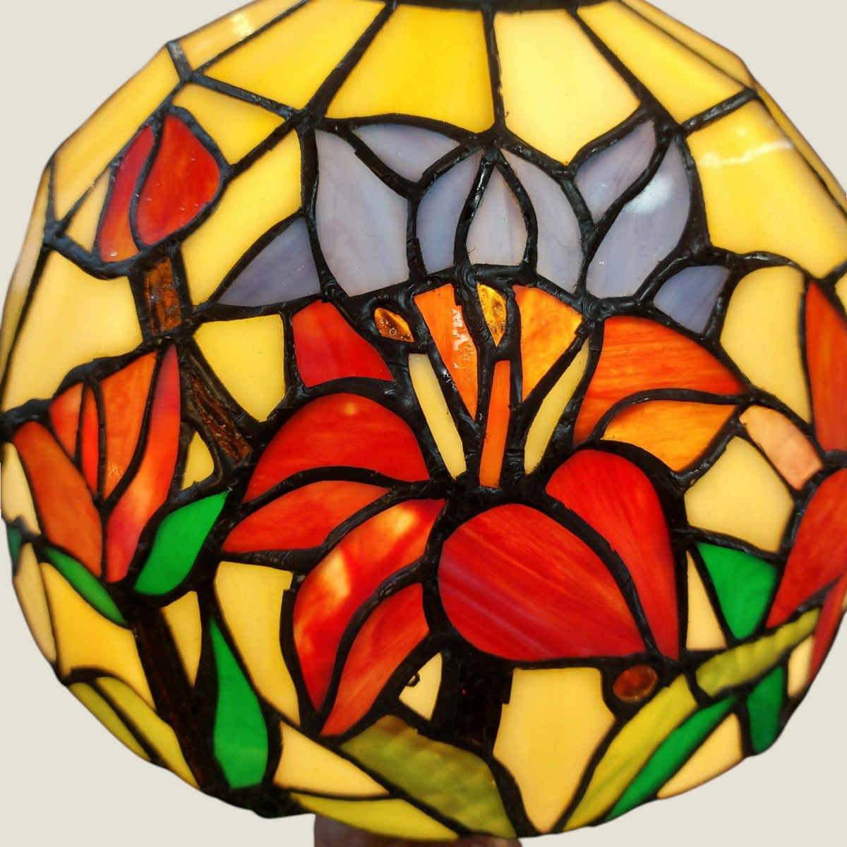 Abat-jour en vitrail Depuis des lustres avec motifs floraux de tulipes et lotus aux couleurs vives style Art Nouveau