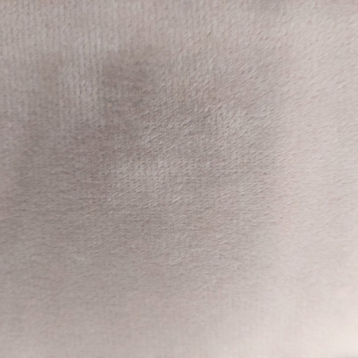 Gros plan sur le verso en velours gris uni du coussin Papillon de la marque Depuis des lustres