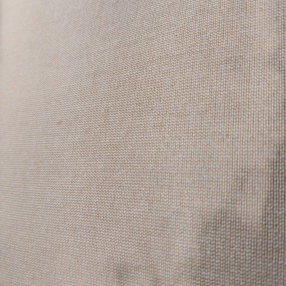 Gros plan sur le verso en chambray naturel du coussin brodé Jason de Depuis des lustres, texture granuleuse beige