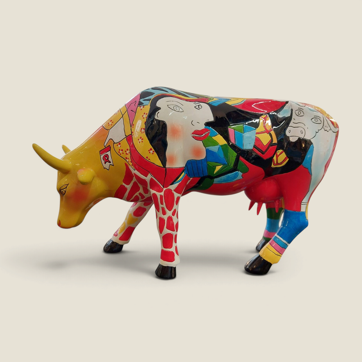 Figurine de vache en résine Depuis des lustres, style Pop Art inspiré de Picasso avec motifs africains colorés.