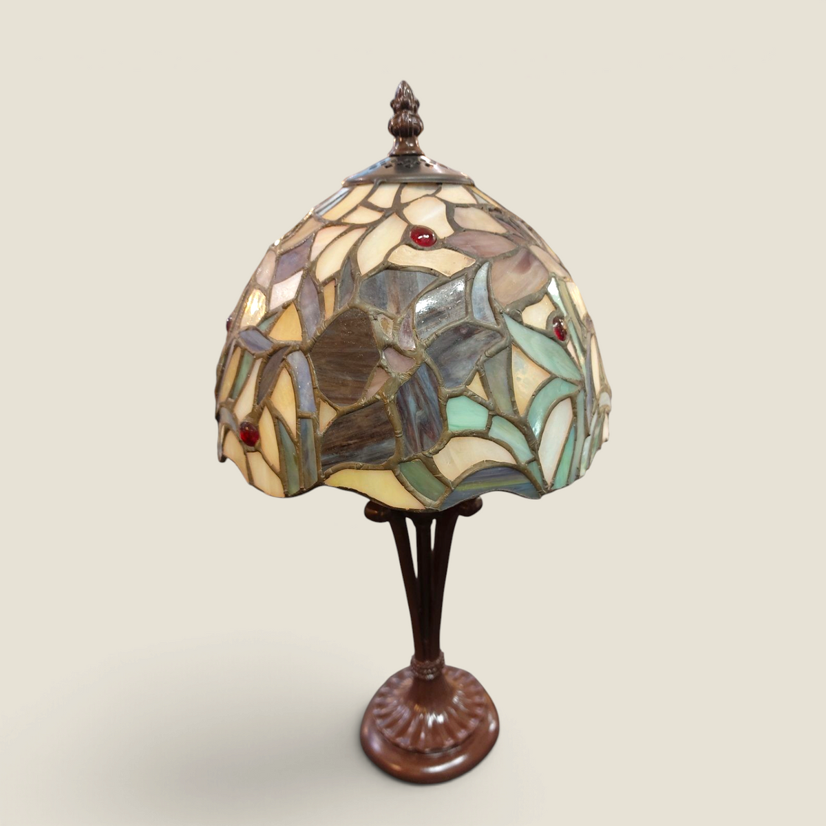 Lampe Tiffany Depuis des lustres avec abat-jour en vitrail floral multicolore et pied en métal bronze patiné