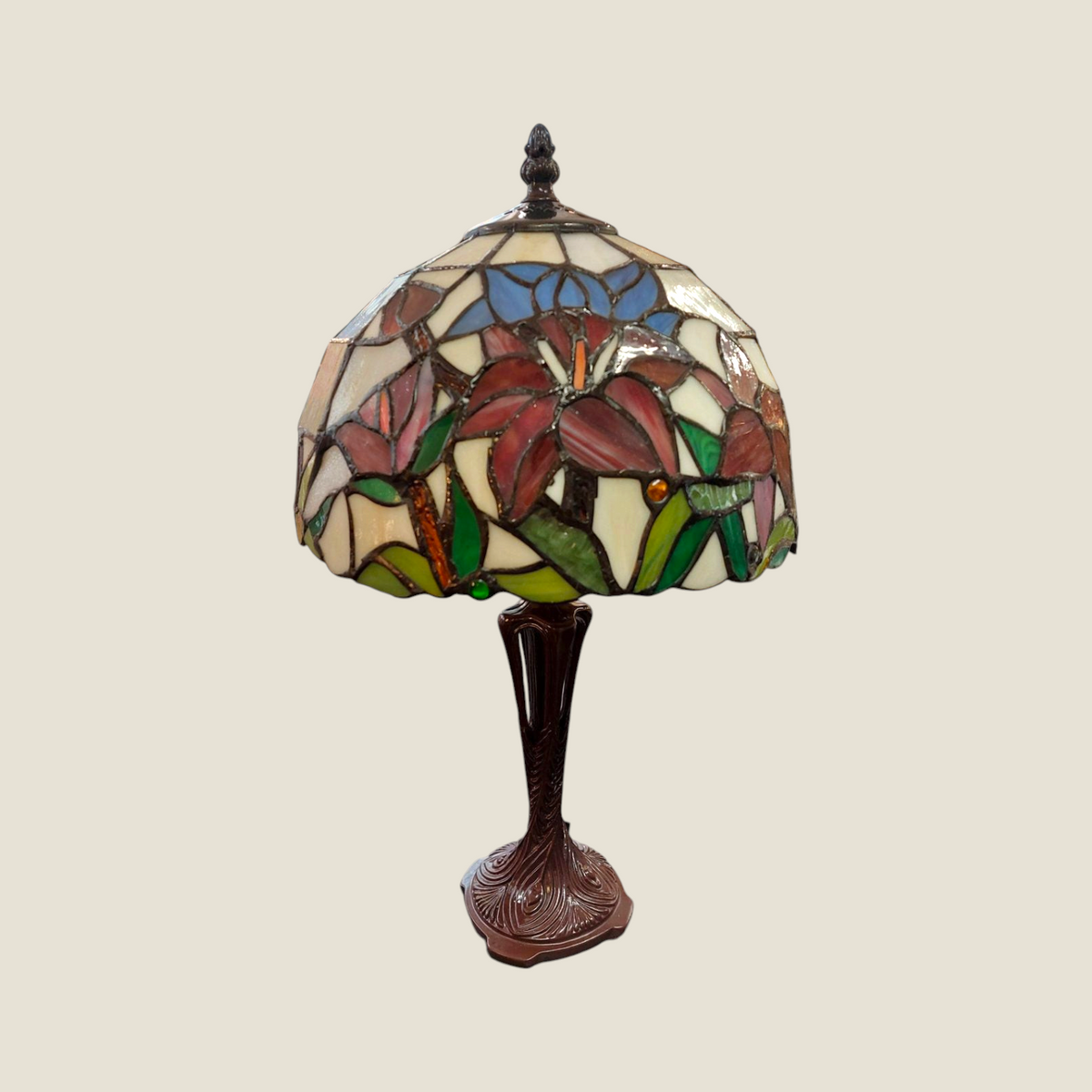 Lampe Tiffany Depuis des lustres avec abat-jour en vitrail floral multicolore et pied en bronze Art Nouveau sculpté