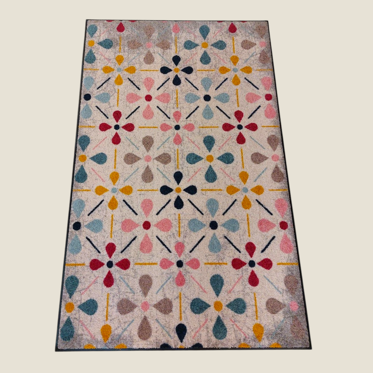 Tapis Depuis des lustres Riki rectangulaire à motif géométrique multicolore sur fond crème avec bordure noire