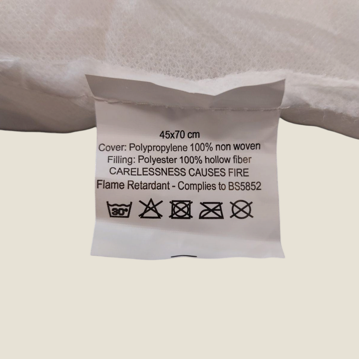 Étiquette d'entretien du coussin Depuis des lustres KAEL indiquant les matériaux et la conformité à la norme BS5852