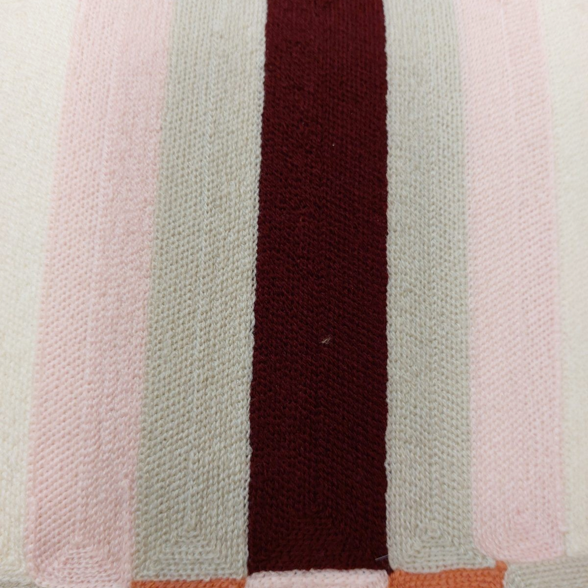 Coussin brodé Depuis des lustres Jason à motif géométrique rayé dans des tons mousse, bordeaux et écru