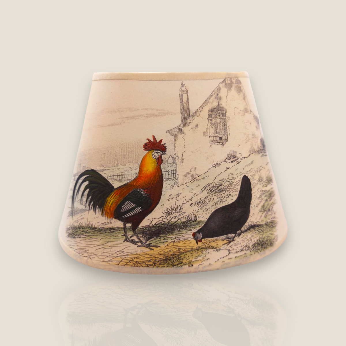 Abat-jour ovale à pince Depuis des lustres avec motif coq et poule sur papier écru, finition artisanale française.