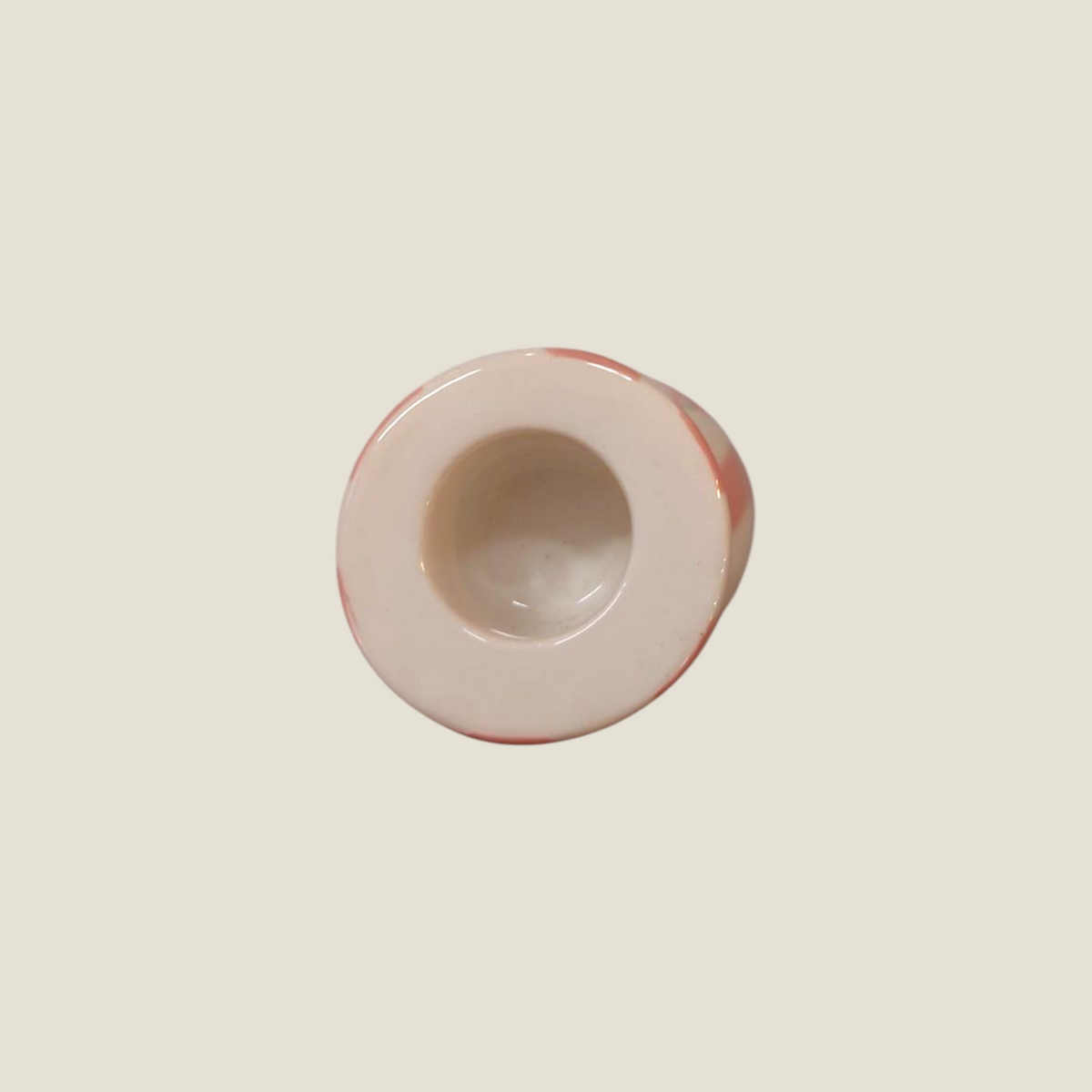 Vue de dessus du bougeoir chandelier Depuis des lustres QUE RICO rayé blanc et rose avec motifs cerises