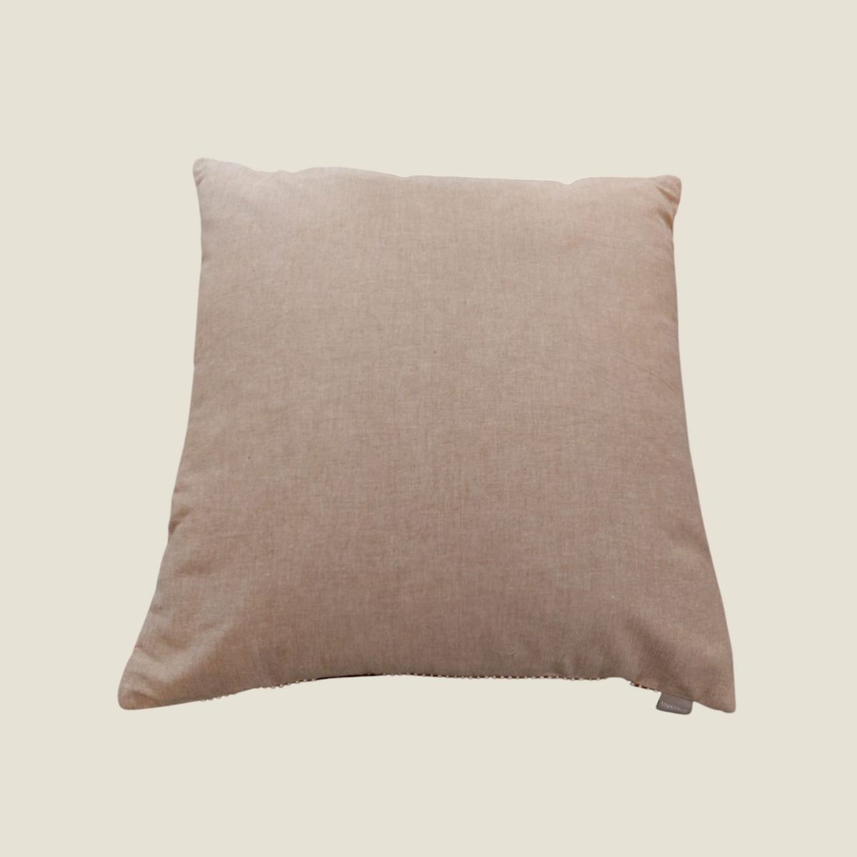 Coussin carré Depuis des lustres KAEL en tissu beige avec détails brodés multicolores sur le bord inférieur
