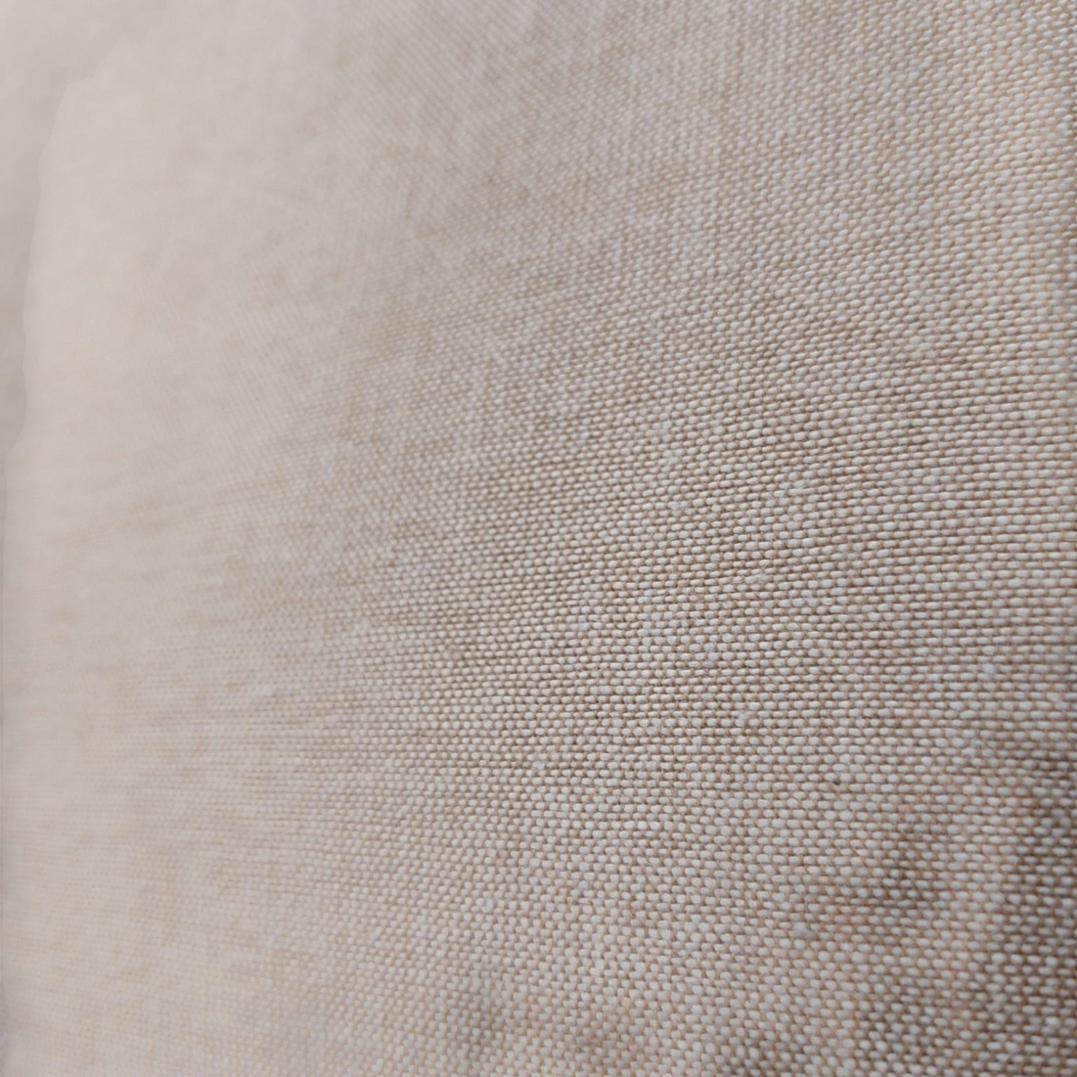 Gros plan sur la texture en toile beige du coussin brodé KAEL par Depuis des lustres