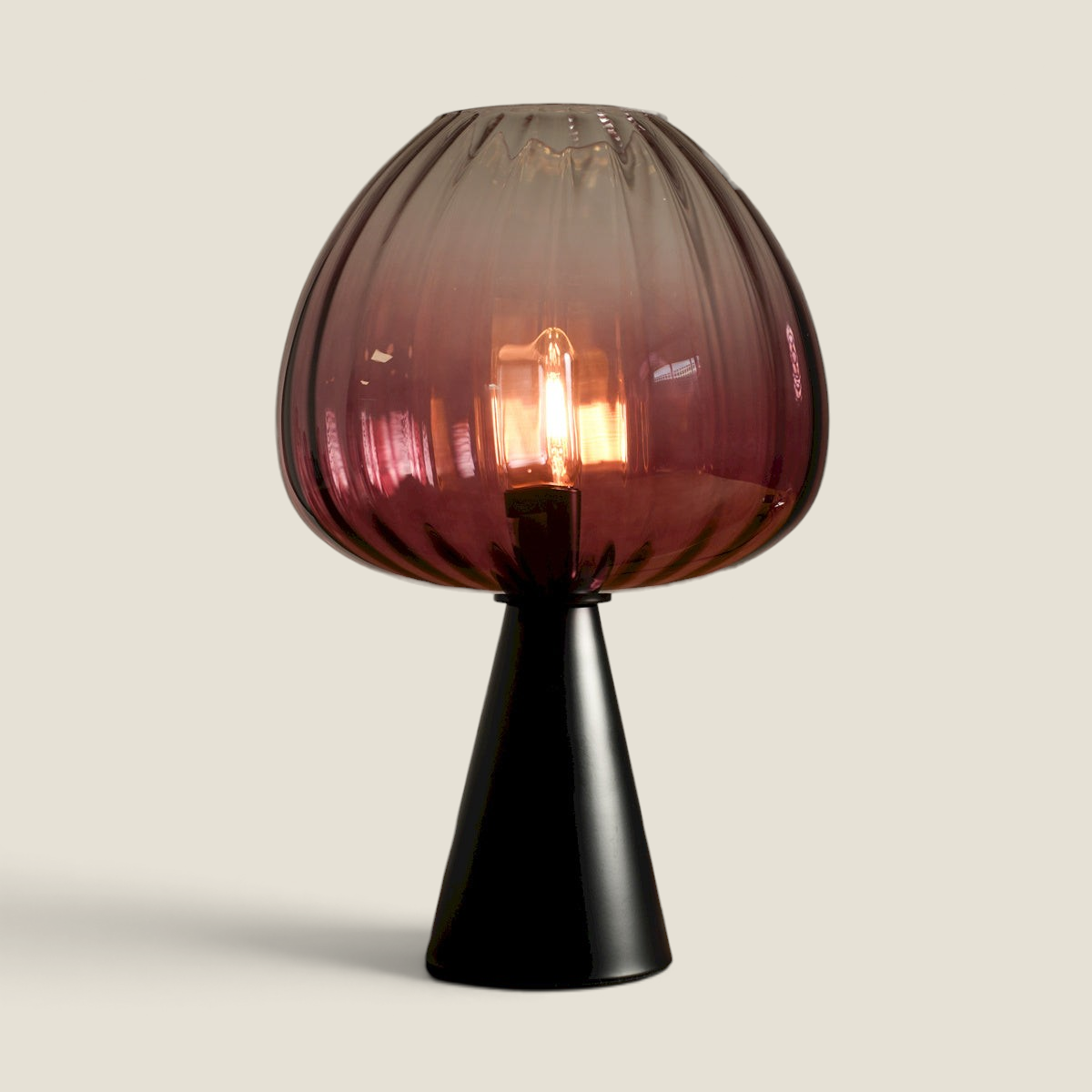 Depuis des lustres DRIMMER Donia table lamp with a ribbed pink gradient glass globe and a matte black metal base.