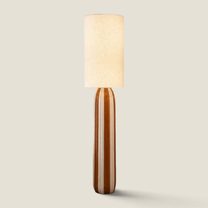 Lampadaire MALORY Depuis des lustres avec pied en céramique rayé marron et blanc et abat-jour en coton cylindrique