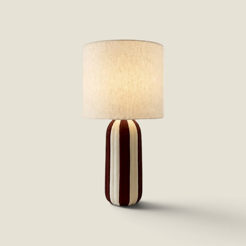 Lampes à poser Depuis des lustres MALORY en céramique rayée camel et bordeaux avec abat-jour en coton beige