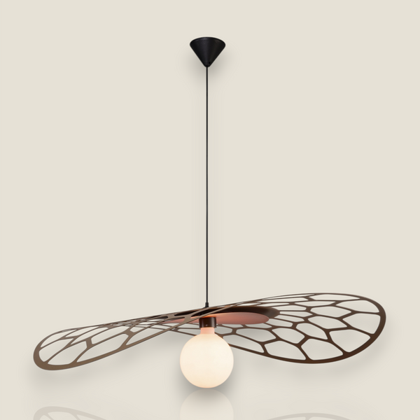 Suspension Eole ART ET DECORS par Depuis des lustres, large abat-jour en métal ajouré havane avec ampoule globe opale