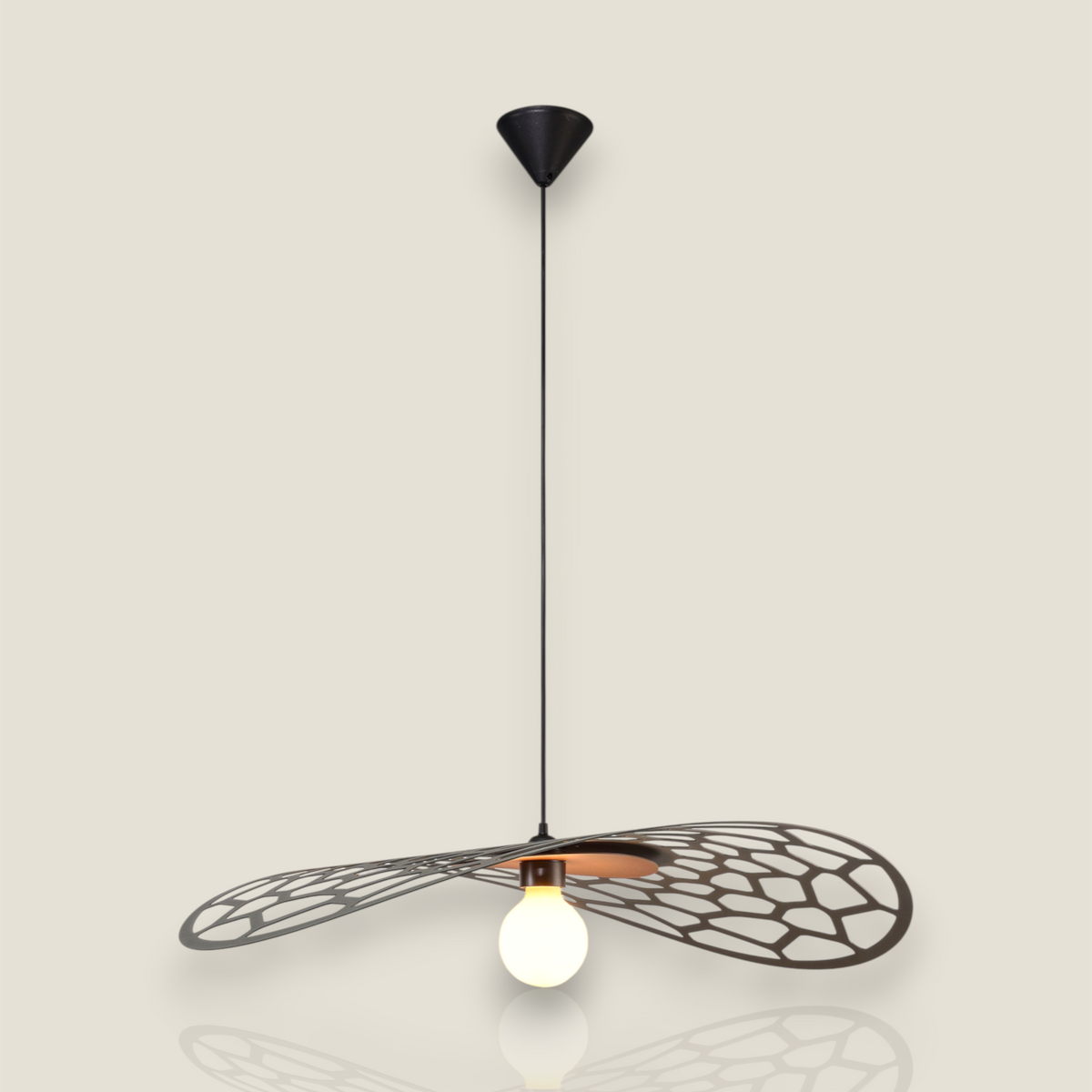 Suspension Eole Depuis des lustres en métal ajouré vert profond avec ampoule globe opale pour salon ou salle à manger