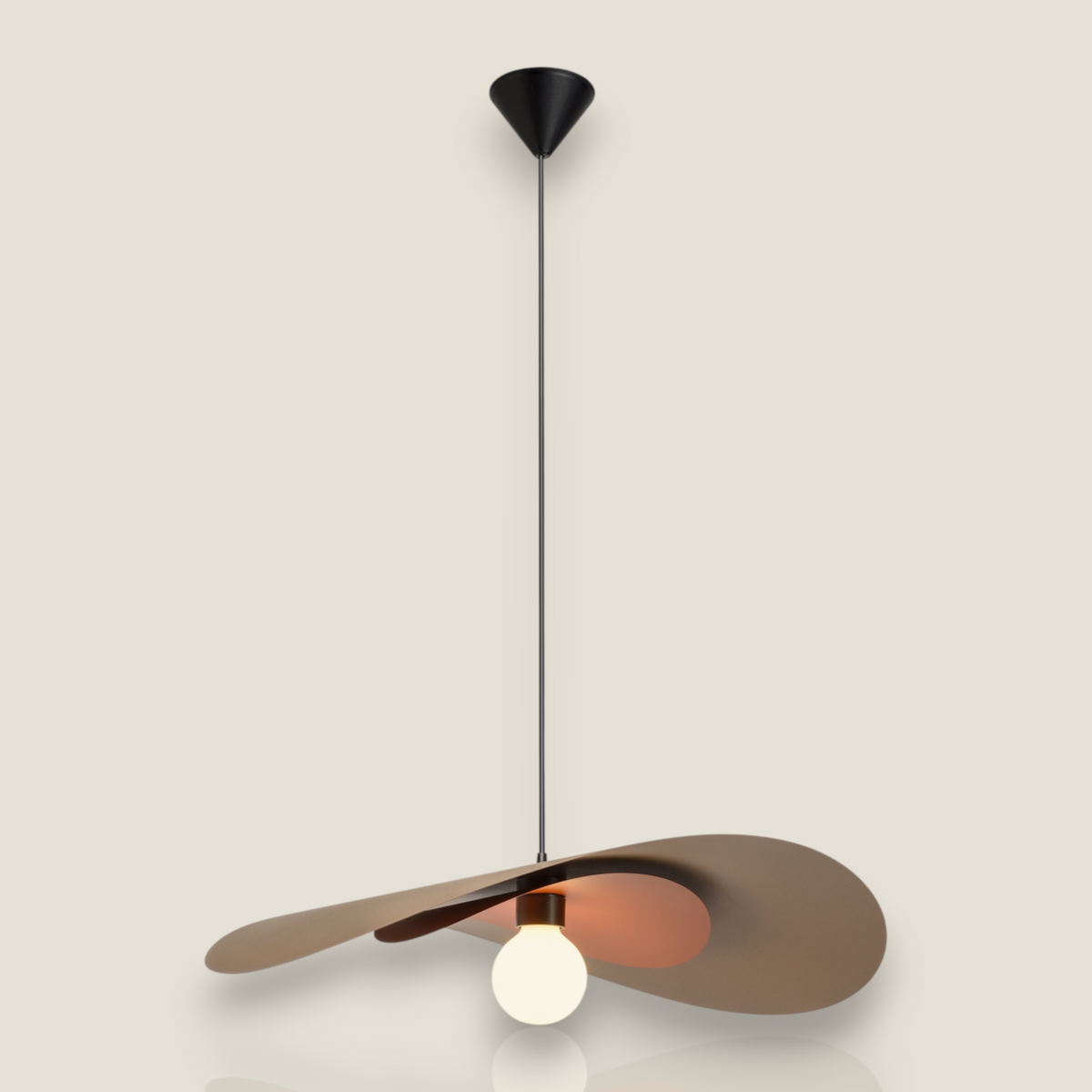 Suspension Alizé Depuis des lustres en métal torsadé finition havane avec ampoule globe opale sur fond blanc