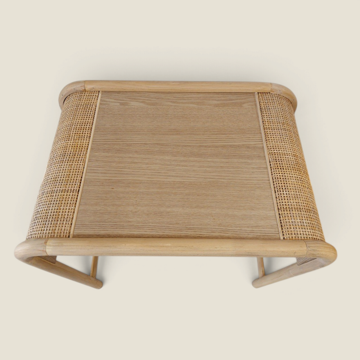Table basse d'appoint Depuis des lustres CAMELIA en bois clair et cannage tressé, vue de dessus