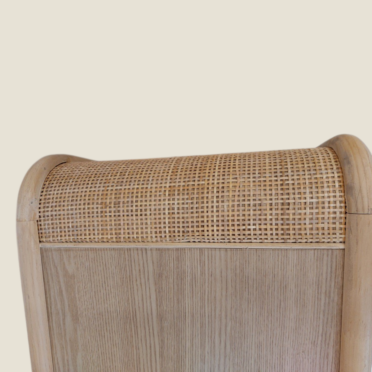 Détail de la table gigogne Depuis des lustres CAMELIA en bois courbé et cannage tressé naturel