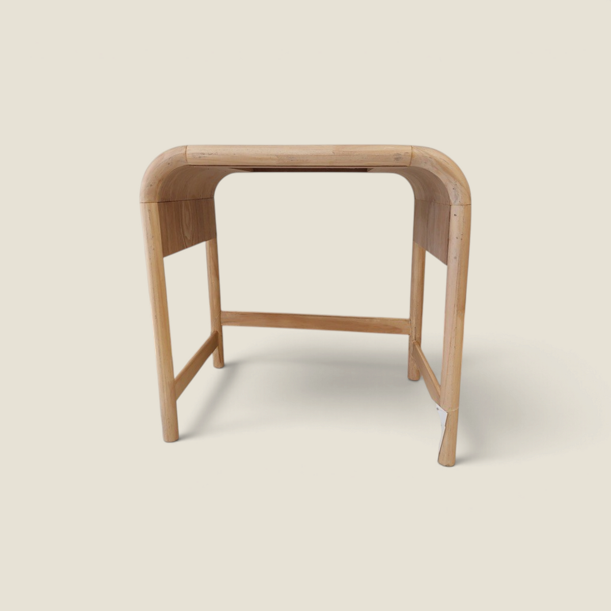 Table gigogne CAMELIA M de Depuis des lustres en bois clair et cannage tressé, design minimaliste et arrondi