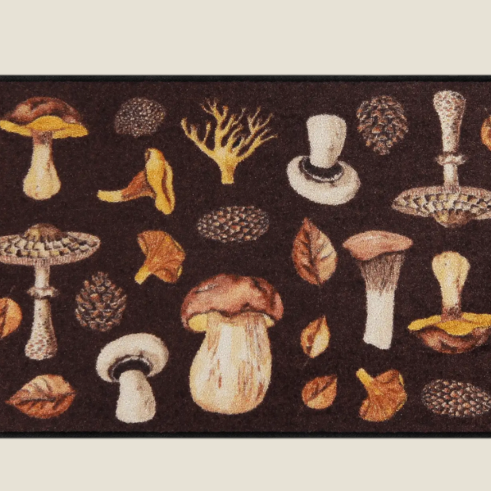 Tapis d'entrée Depuis des lustres Mushroom Time marron avec motifs botaniques de champignons, feuilles et pommes de pin